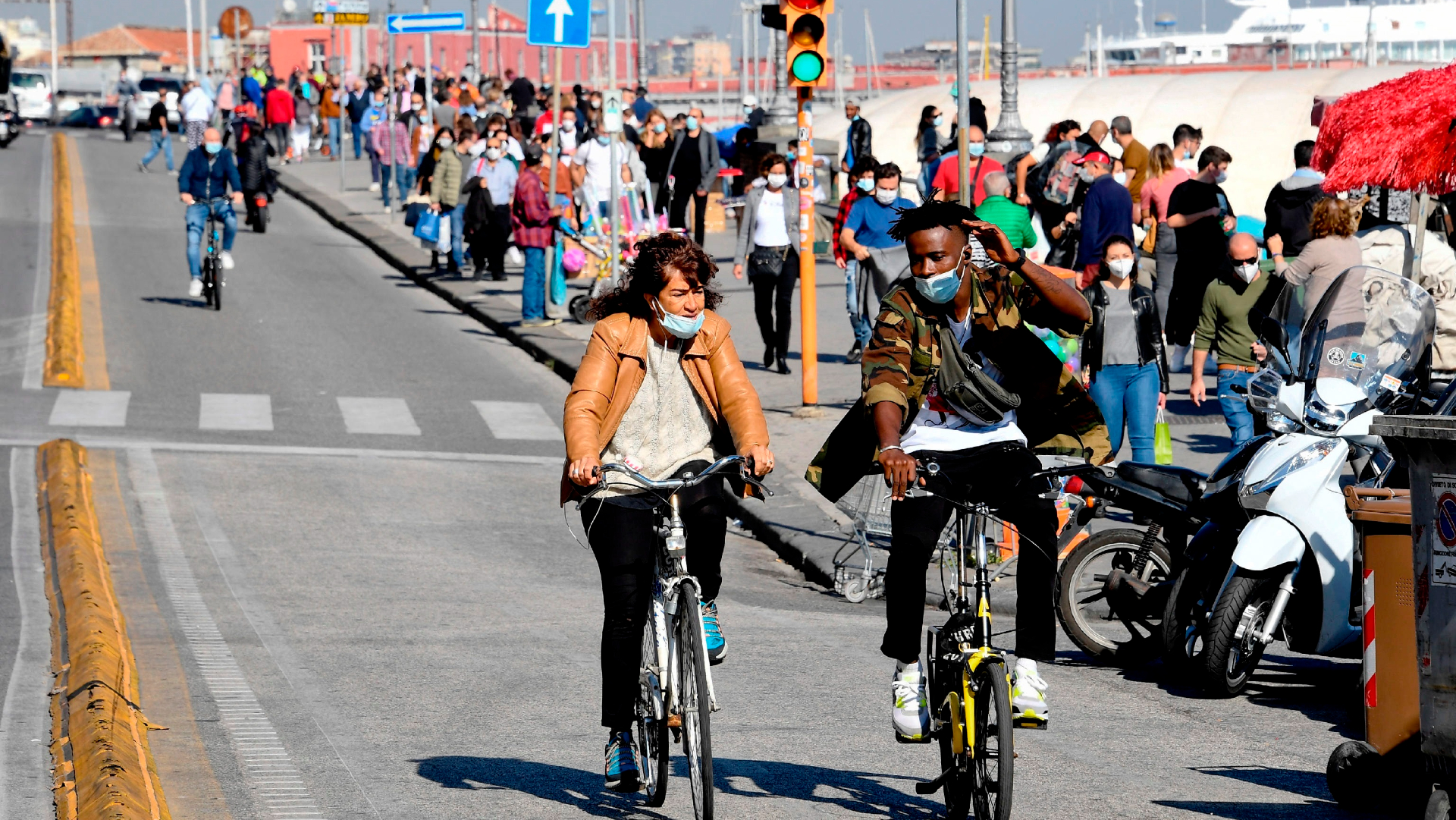 Italia impondrá toque de queda y cerrará centros comerciales por la pandemia