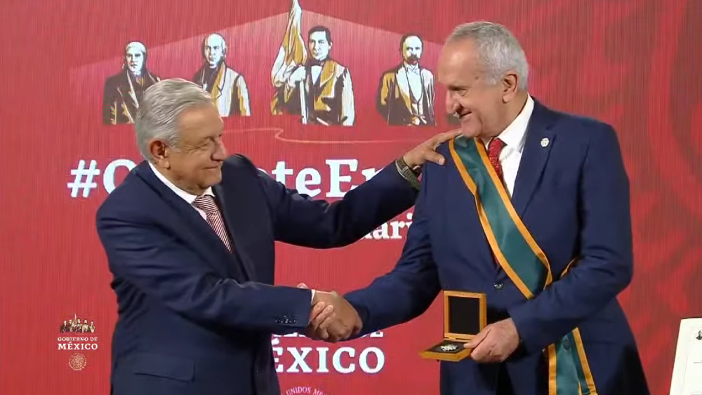 Entregan a Jesús Seade Medalla Miguel Hidalgo en Grado Banda por negociar T-MEC; pide volver a su vida privada