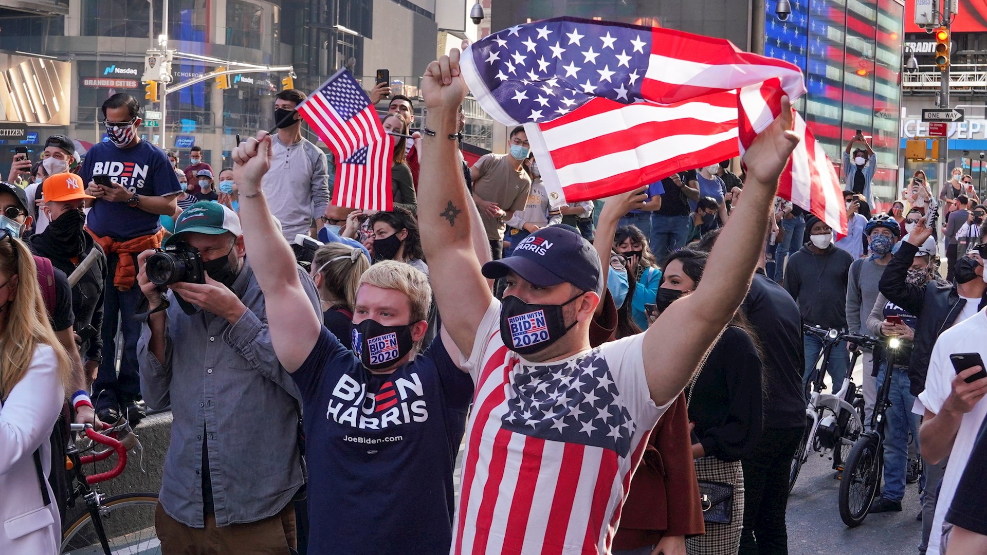 #FOTOS Así celebraron los estadounidenses la victoria de Joe Biden - joe-biden-celebracion-nueva-york-triunfo-2