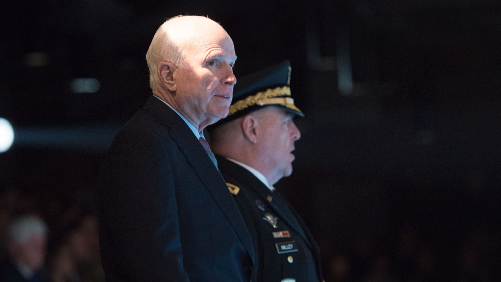 La venganza póstuma del senador McCain contra Trump