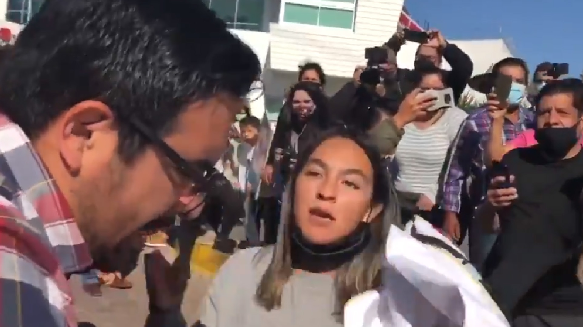 #Video Familiar de paciente con cáncer abofetea a integrante de Ayudantía de López Obrador