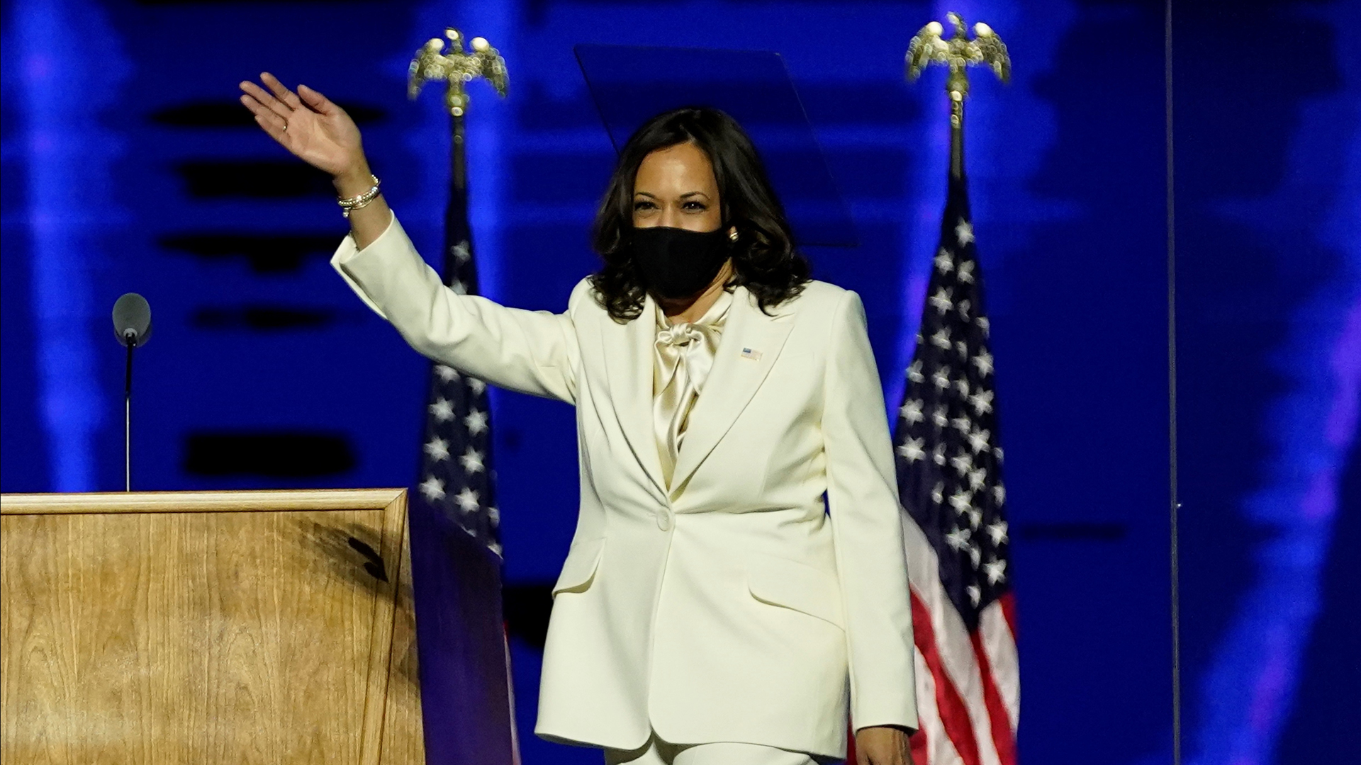 Celebra India triunfo de Kamala Harris, quien exalta sus orígenes indios