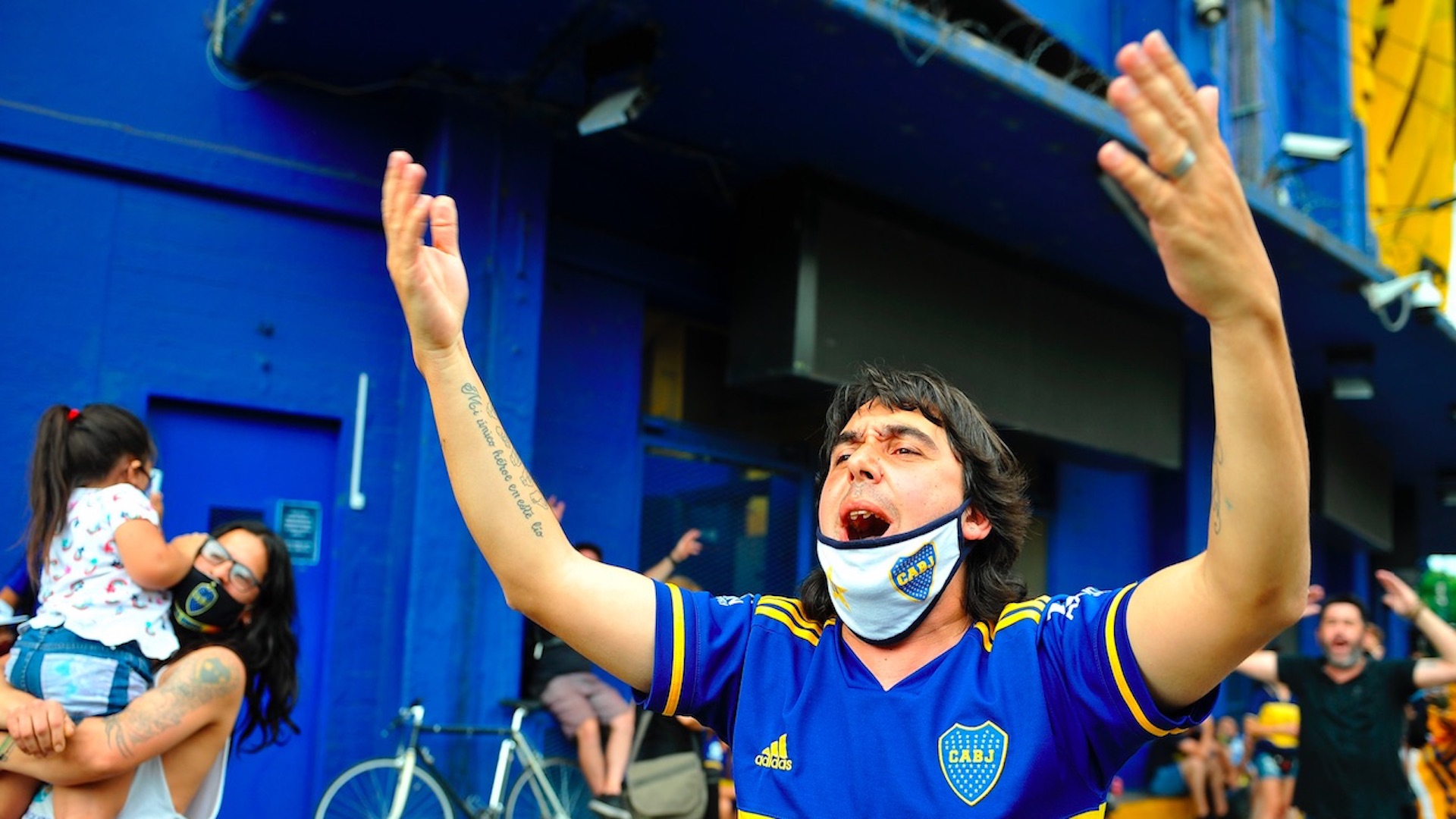 Aficionados continúan recordando a Maradona en las inmediaciones de La Bombonera - la-bombonera