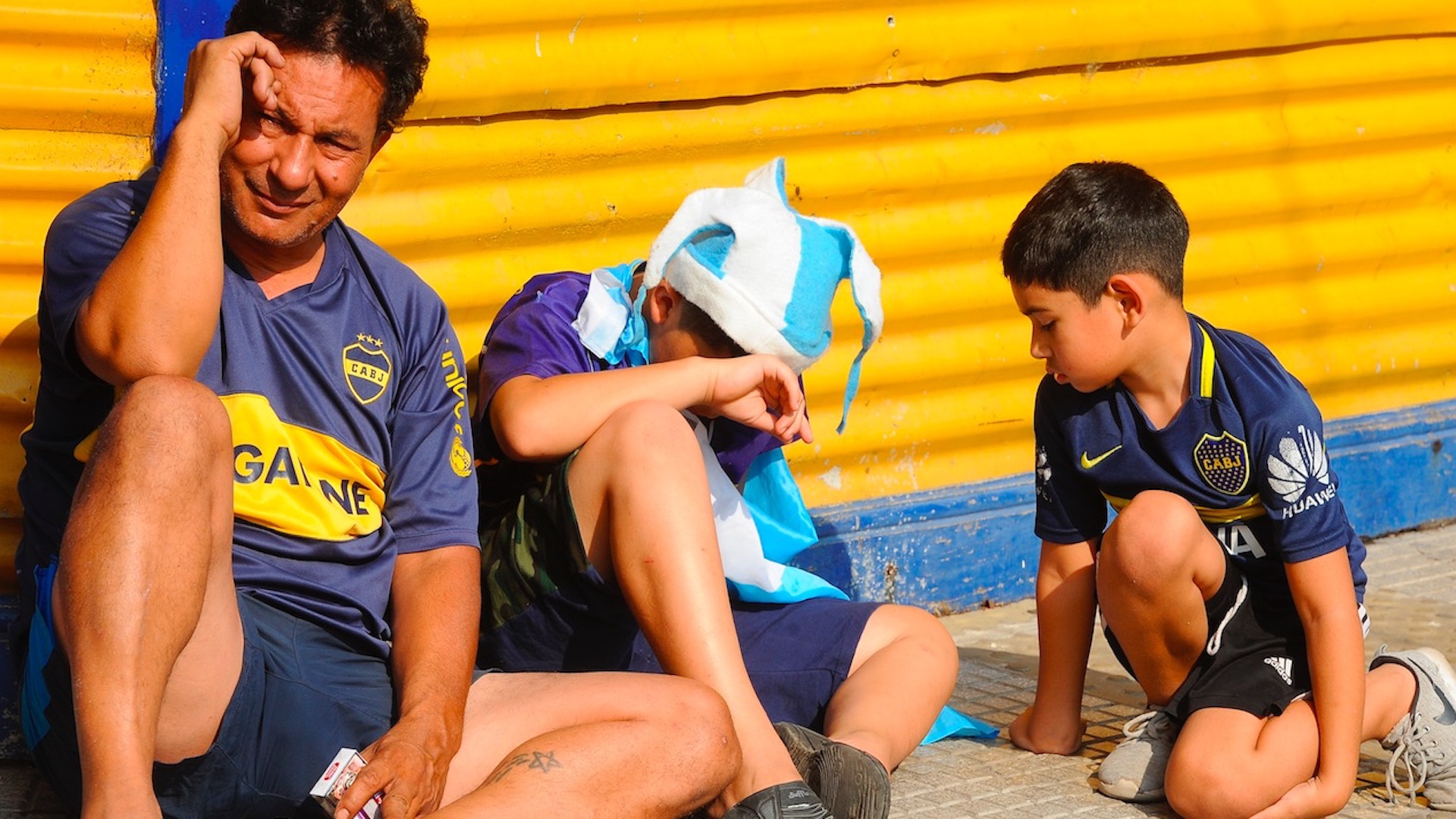 Aficionados continúan recordando a Maradona en las inmediaciones de La Bombonera - la-bombonera2