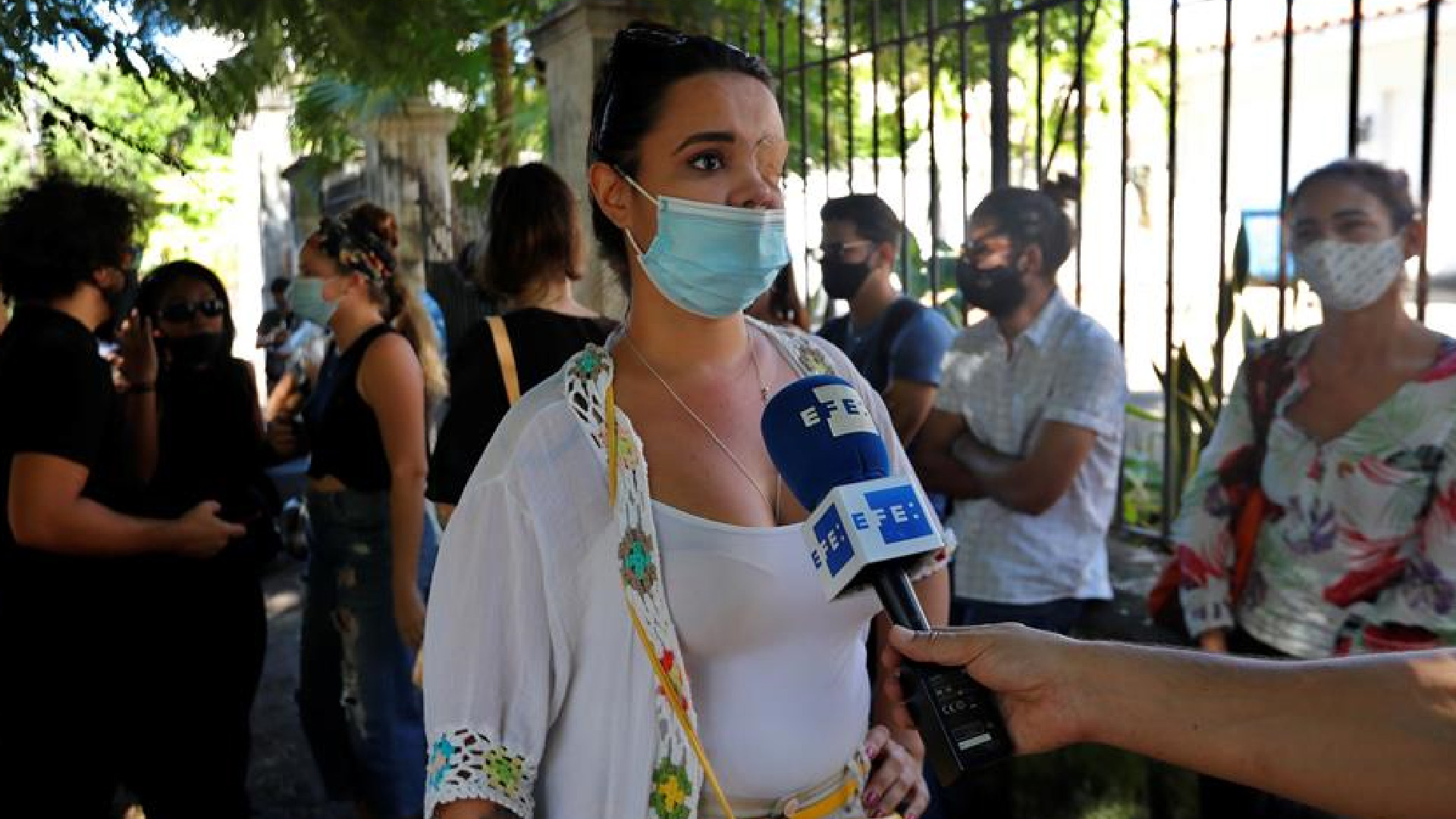 Opositores en Cuba débiles pero arropados por artistas tras golpe de las autoridades - la-curadora-claudia-genlui-habla-durante-una-manifestacion-en-apoyo-a-14-opositores-desalojados-frente-a-la-sede-del-ministerio-de-cultura-en-la-habana-cuba-foto-efe