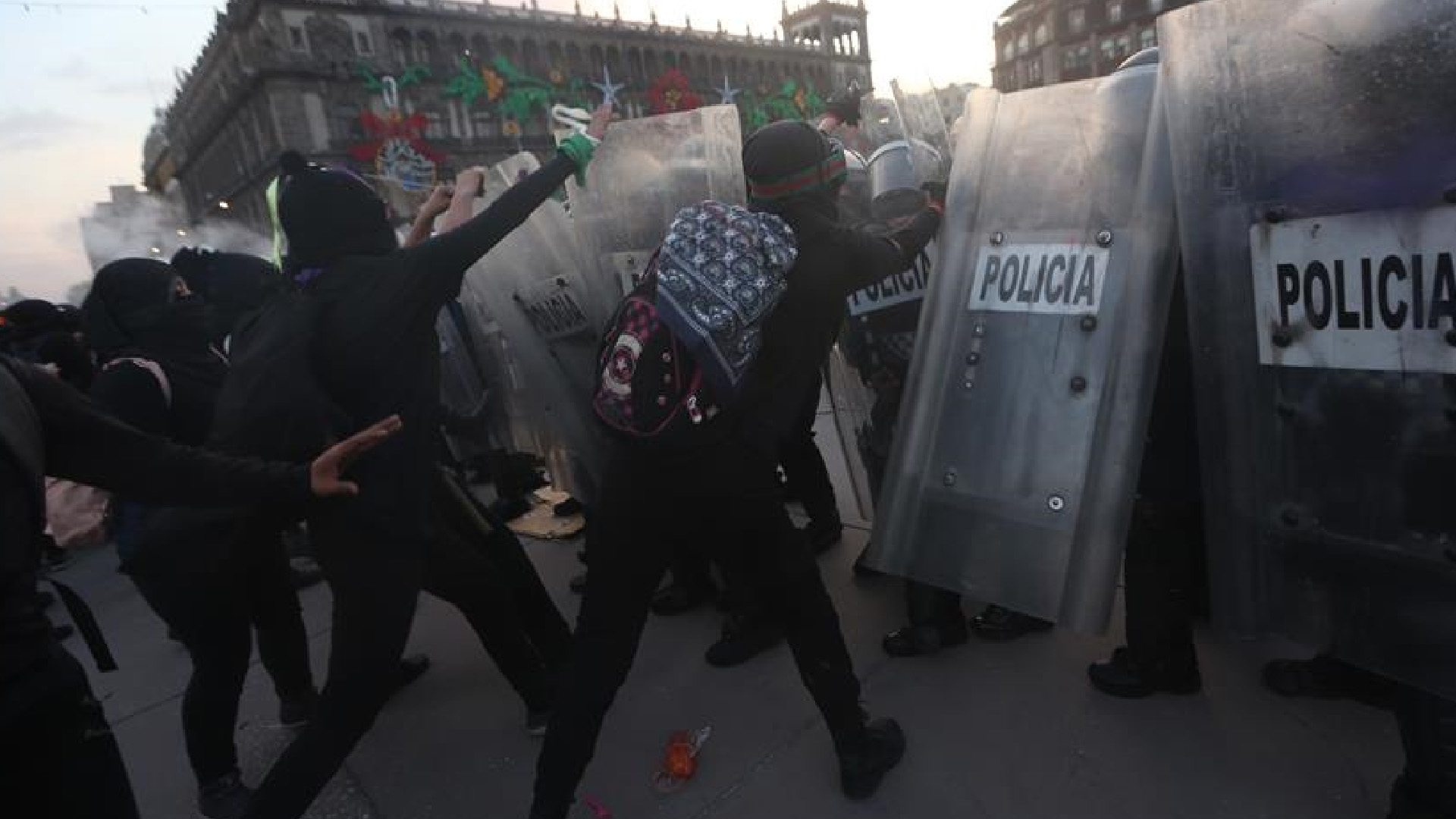 Marcha por el 25N en Ciudad de México termina en violencia