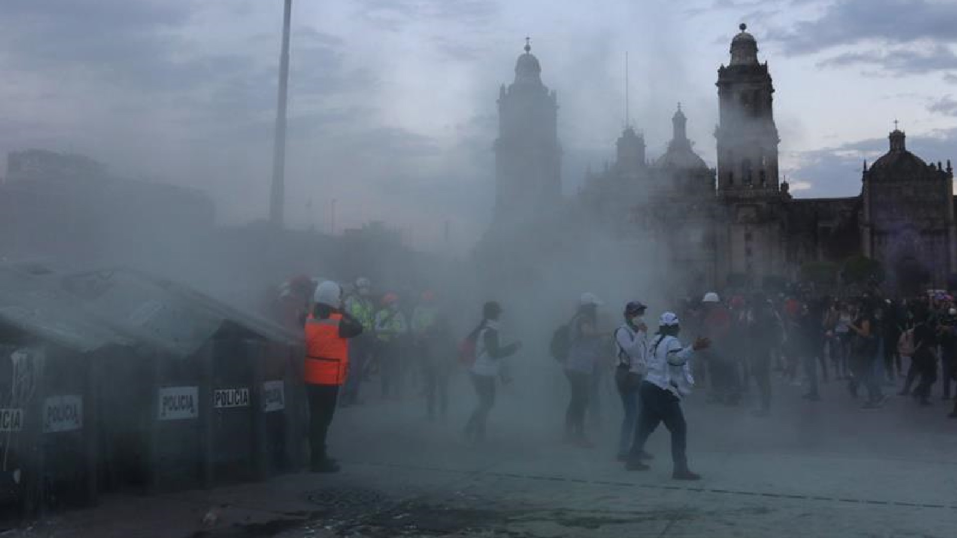 Marcha por el 25N en Ciudad de México termina en violencia - la-megamarcha-del-25n-deja-en-la-ciudad-de-mexico-una-jornada-de-violentos-enfrentamientos