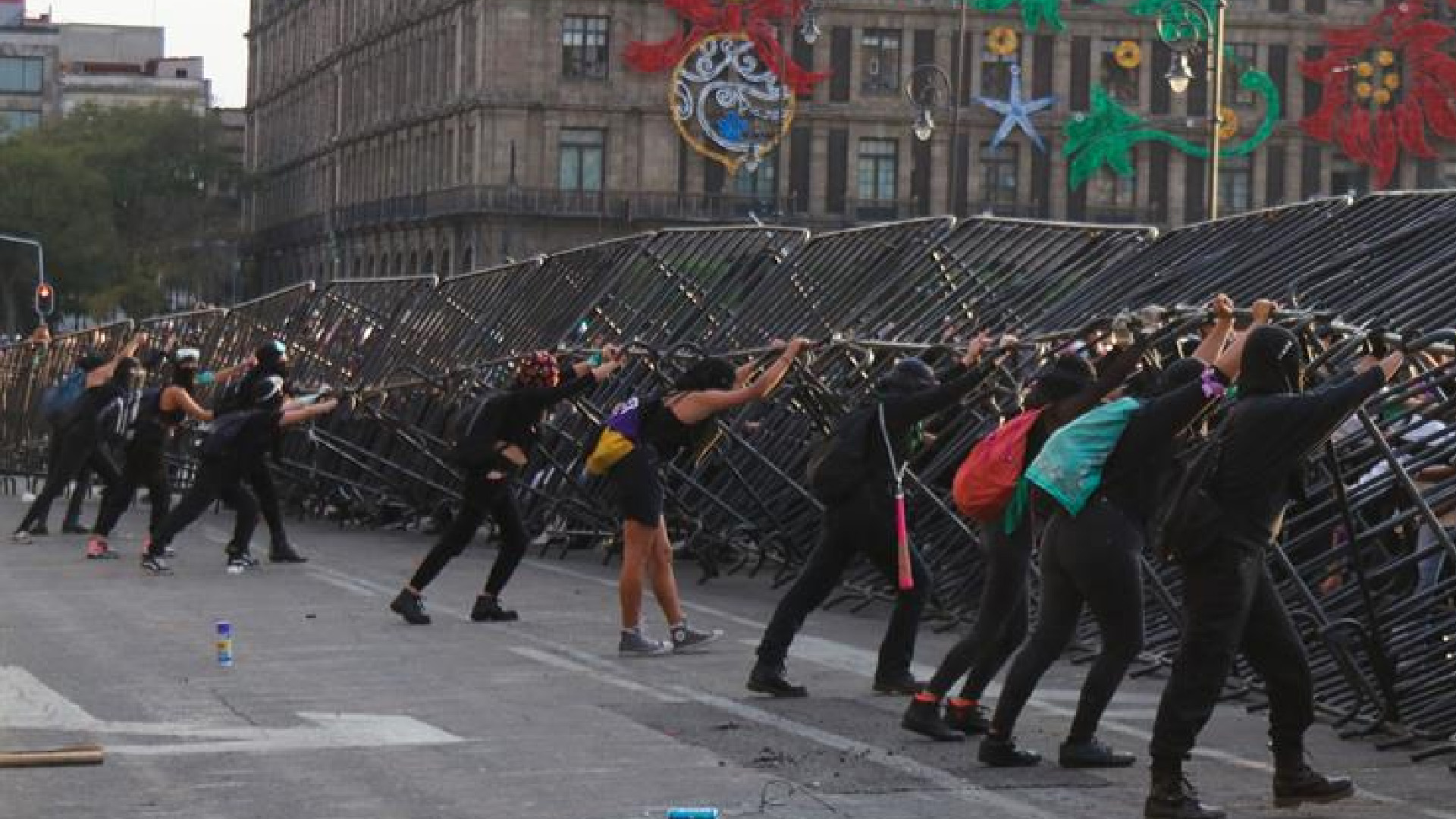 Marcha por el 25N en Ciudad de México termina en violencia - la-megamarcha-del-25n-deja-en-la-ciudad-de-mexico-una-jornada-de-violentos-enfrentamientos1