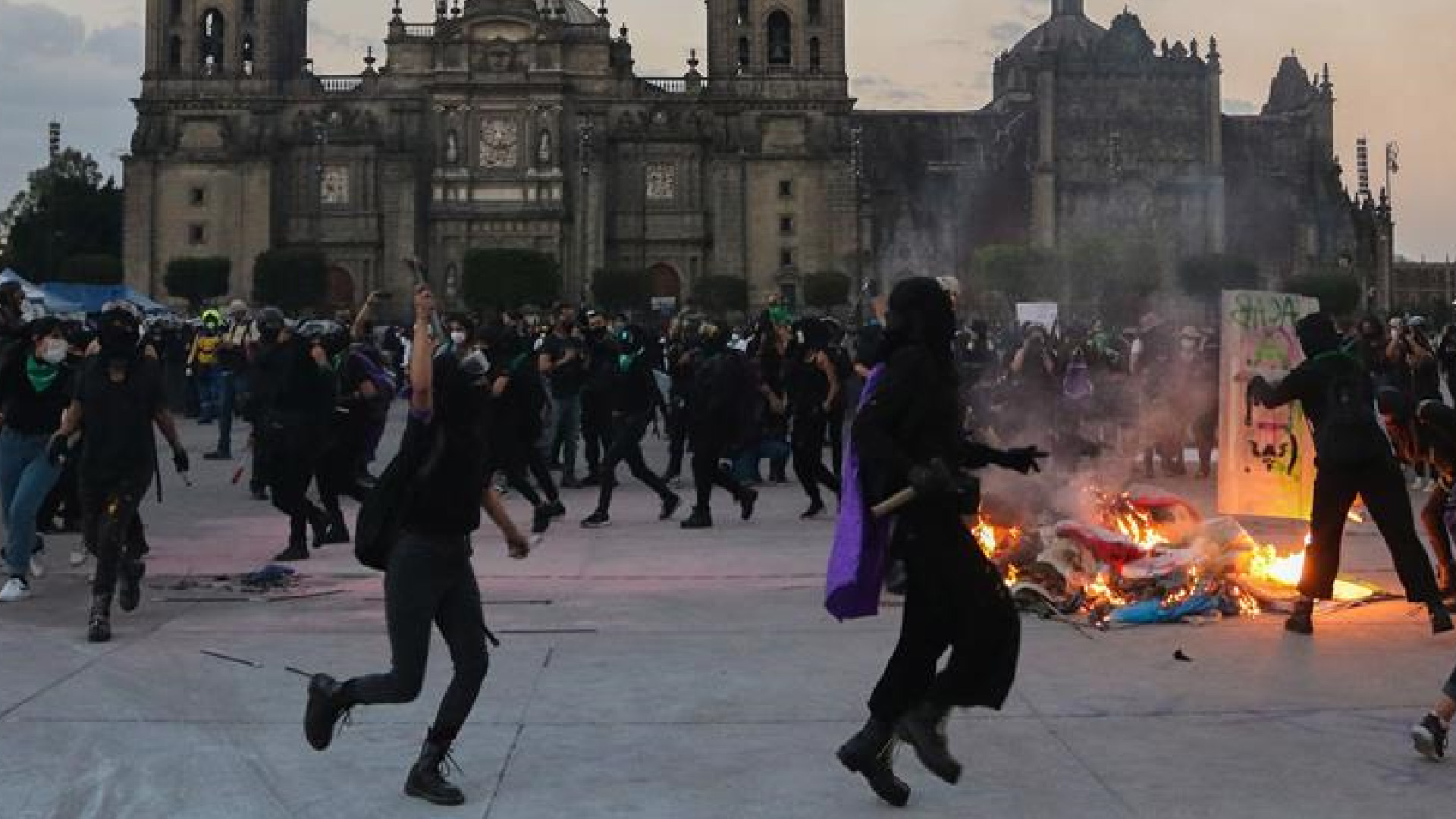 Marcha por el 25N en Ciudad de México termina en violencia - la-megamarcha-del-25n-deja-en-la-ciudad-de-mexico-una-jornada-de-violentos-enfrentamientos2