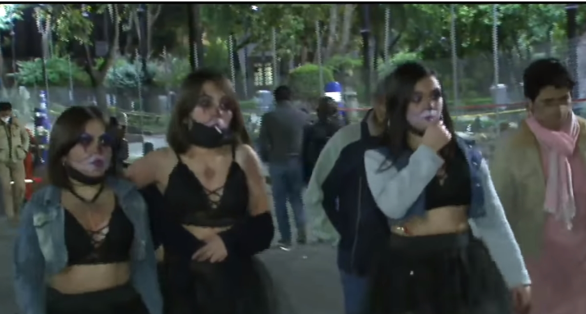 Mexicanos no respetan medidas sanitarias en el Día de Muertos en CDMX