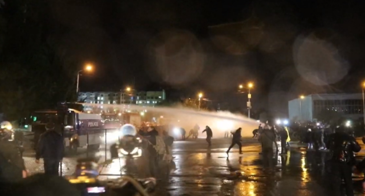 Opositores georgianos son reprimidos con cañones de agua en Tiflis