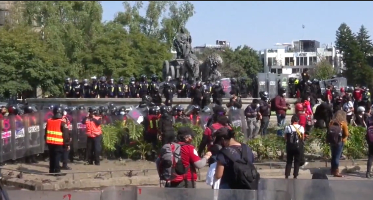 Mujeres se manifiestan en México contra la represión a feministas en Cancún