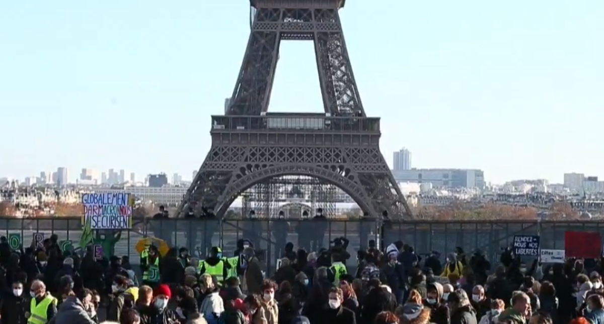 Miles de personas protestan contra la ley gala que limita grabar a policías