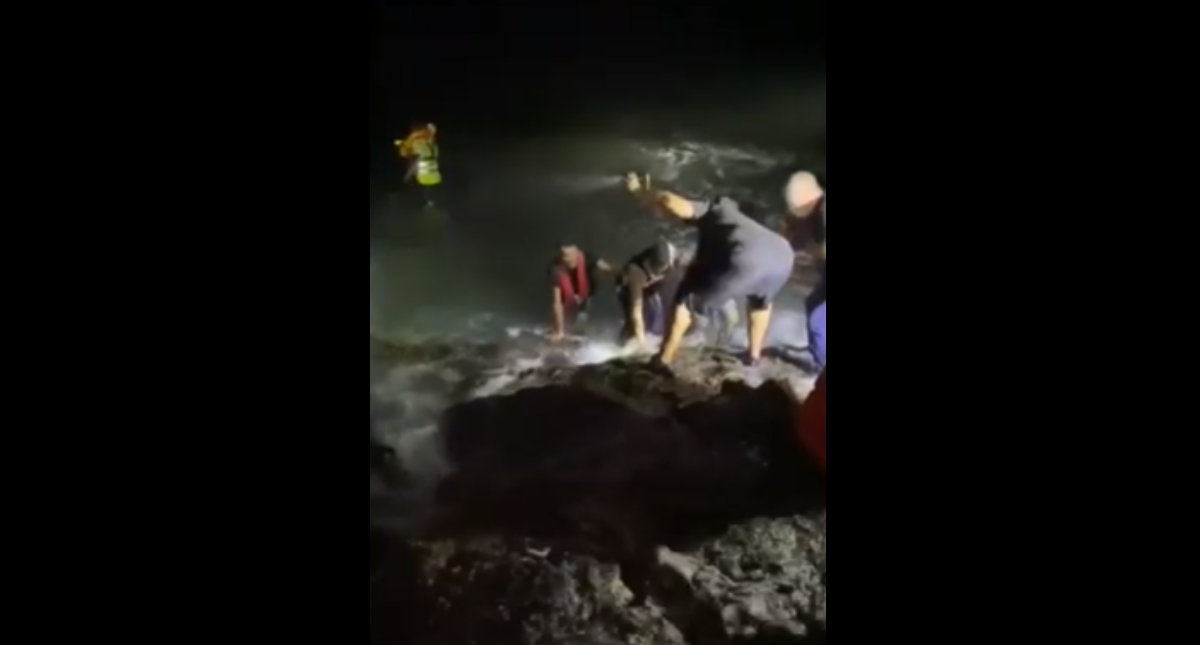 Cuatro muertos al volcar una patera en Lanzarote, casi en la orilla