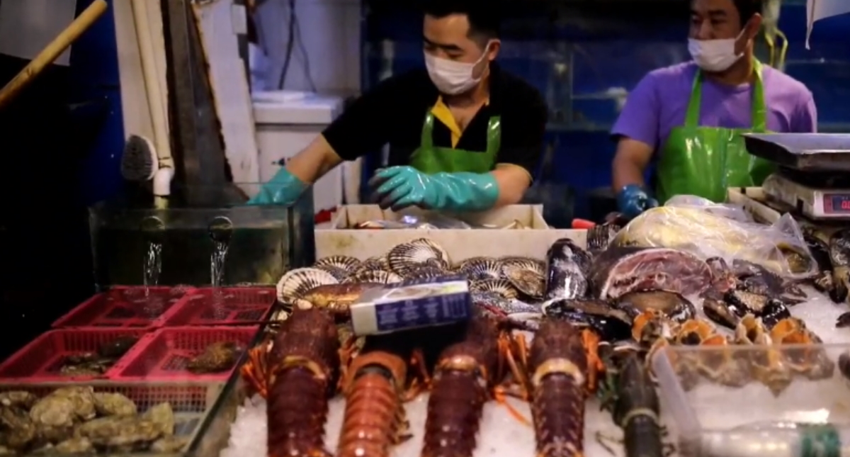 El mercado pekinés de Xinfadi suspende la venta de congelados como prevención