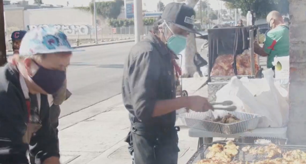 Obsequiar comida, el propósito de vendedores ambulantes mexicanos acorralados por la pandemia