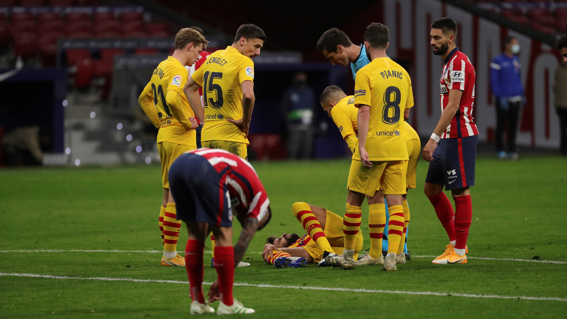Lesión en rodilla derecha pone a Piqué en baja indefinida - lesion-de-pique-durante-el-barcelona-vs-atletico-de-madrid