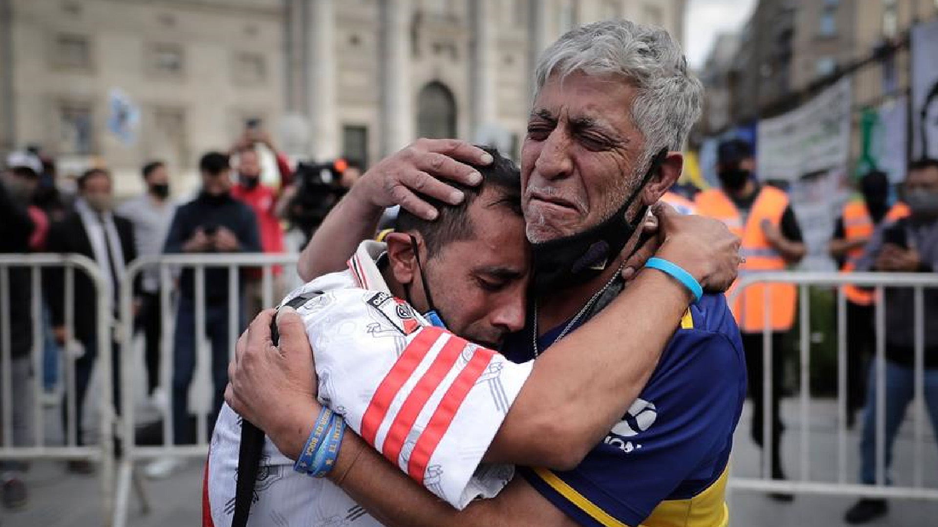 Restos de Maradona llegan al cementerio Jardín Bella Vista para el último adiós - los-restos-de-maradona-llegan-al-cementerio-jardin-bella-vista-para-el-ultimo-adios-1