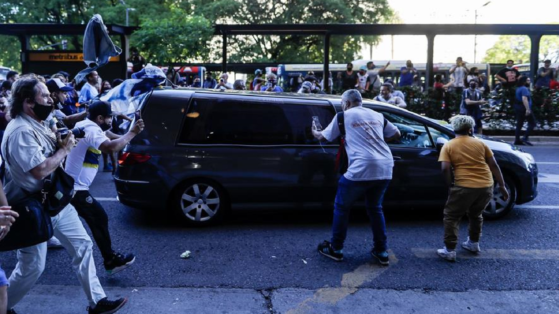 Restos de Maradona llegan al cementerio Jardín Bella Vista para el último adiós - los-restos-de-maradona-llegan-al-cementerio-jardin-bella-vista-para-el-ultimo-adios-foto-efe