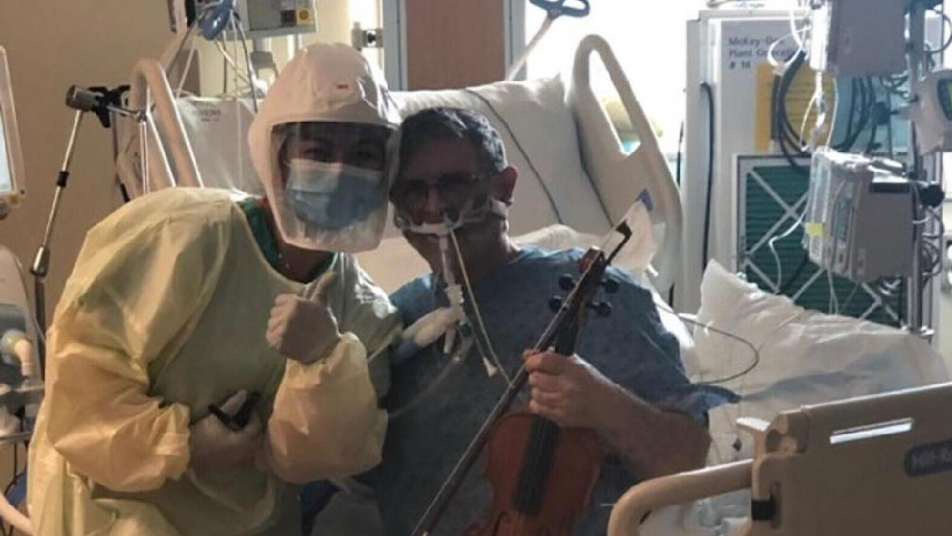 #Video Maestro de orquesta intubado por COVID-19 toca el violín para agradecer a personal médico