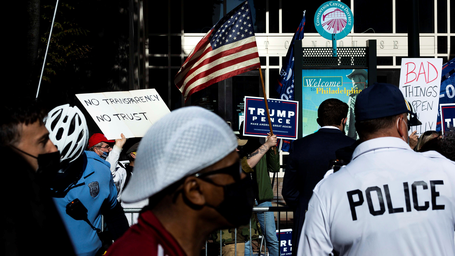 Detienen en sede de conteo de votos en Filadelfia a dos hombres armados