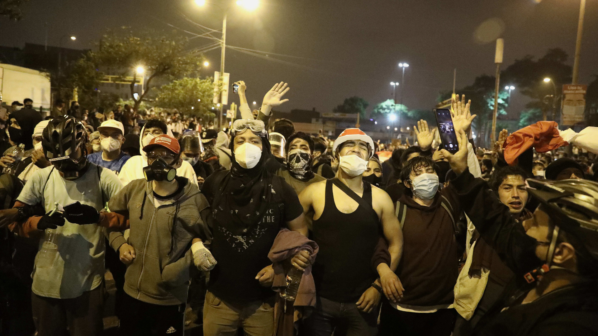 #Video Dimite Manuel Merino a la Presidencia de Perú tras protestas - manifestacion-contra-merino-en-peru