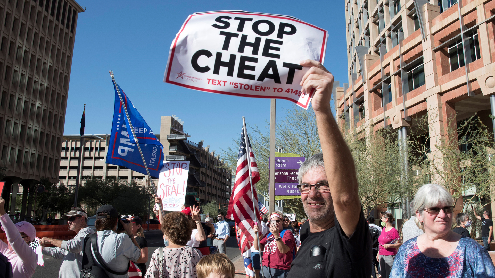 Trabajan simpatizantes de Trump en probar ‘fraude’ en conteo de votos