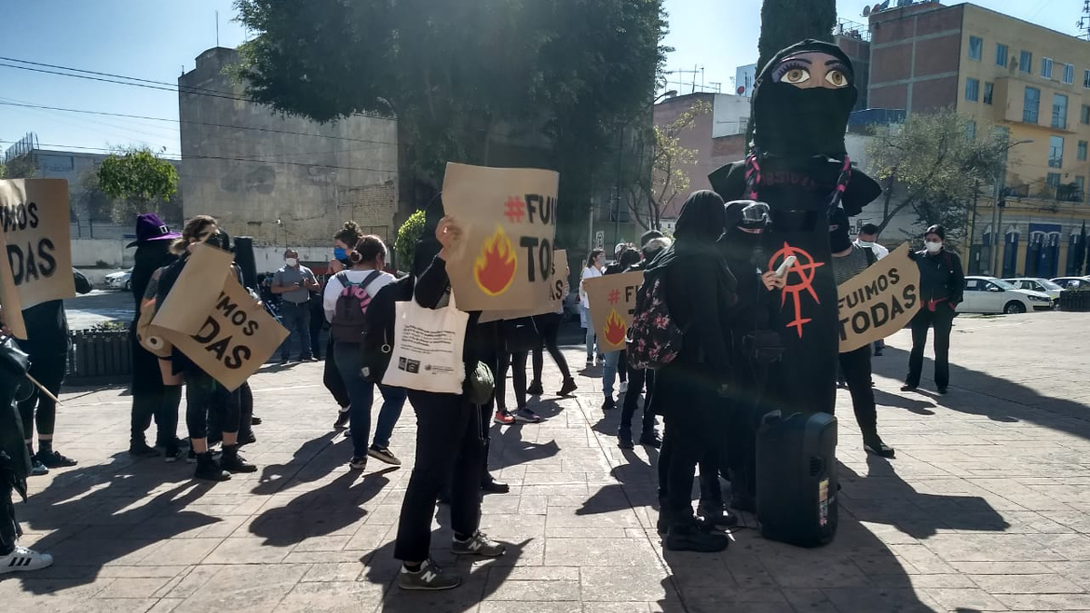 Acusan organizaciones feministas que autoridades de CDMX les inventan delitos para criminalizar sus protestas - manifestacion-de-feministas-frente-a-fiscalia-de-la-alcaldia-cuauhtemoc