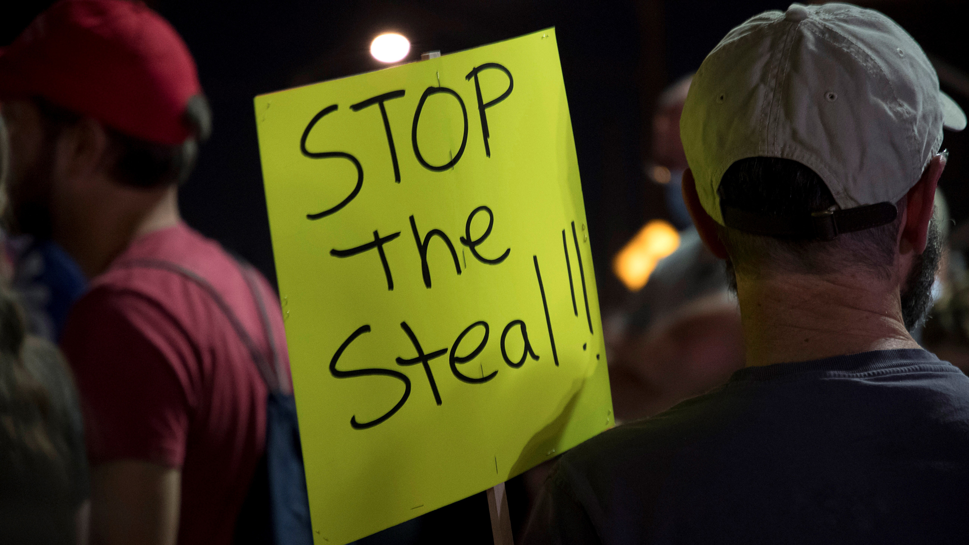 Trabajan simpatizantes de Trump en probar 'fraude' en conteo de votos - manifestante-exige-detener-el-robo-en-elecciones-de-eeuu