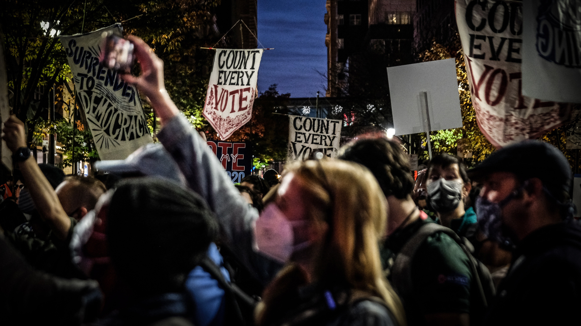 Detienen en sede de conteo de votos en Filadelfia a dos hombres armados - manifestantes-exigen-conteo-voto-por-voto