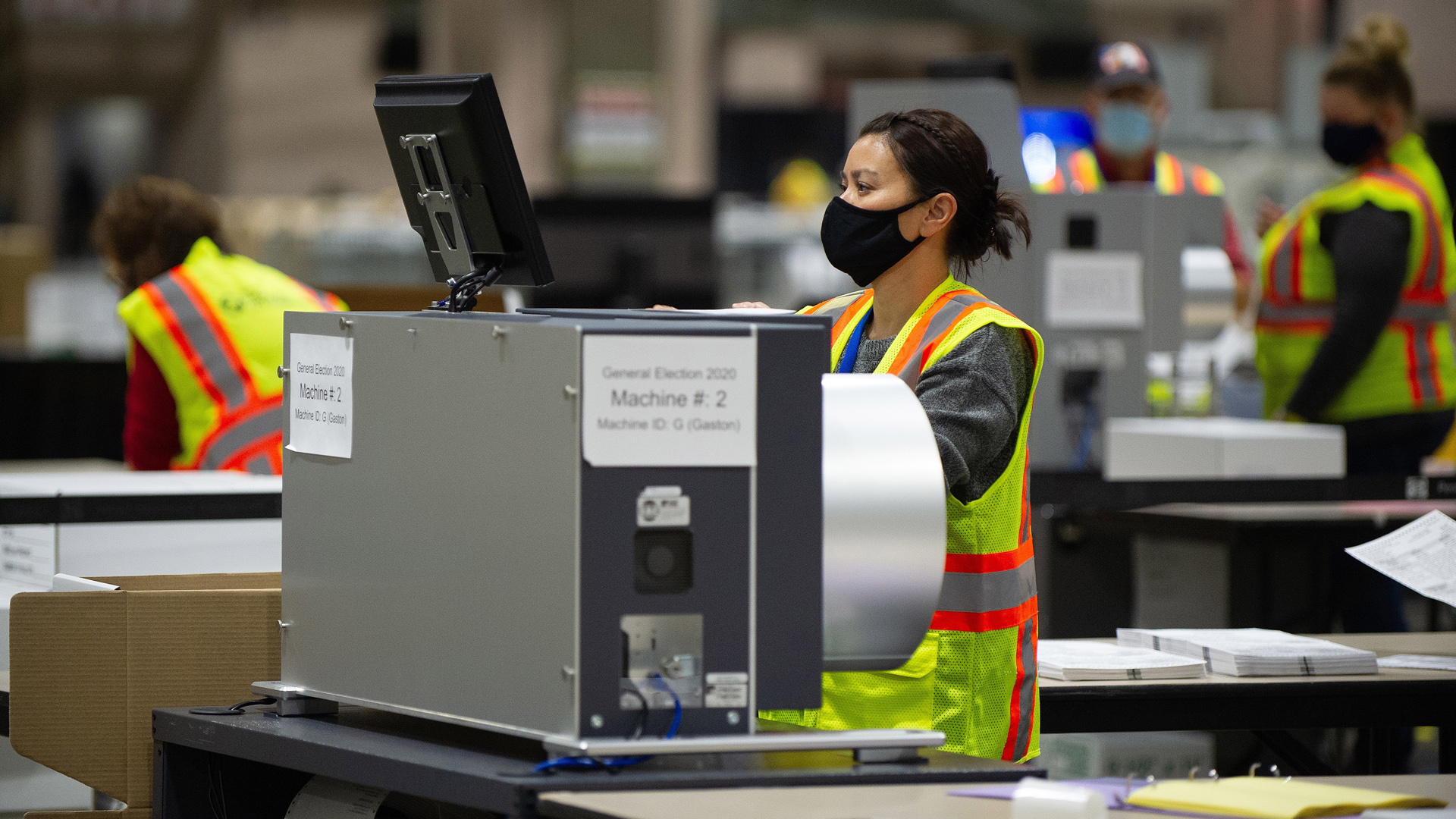La pesadilla logística de contar votos en Estados Unidos - maquina-para-escanear-boletas-electorales-de-eeuu