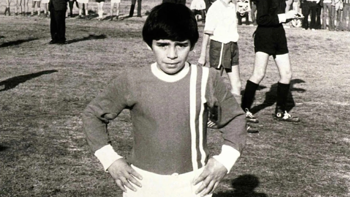 La vida de Diego Armando Maradona en FOTOS - maradona-como-jugador-de-las-cebollitas