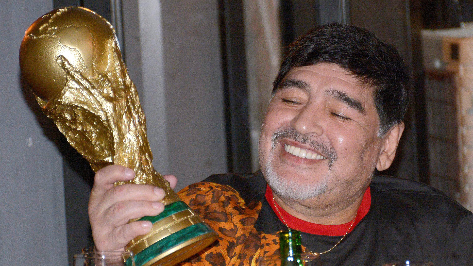 La vida de Diego Armando Maradona en FOTOS - maradona-con-replica-de-la-copa-del-mundo