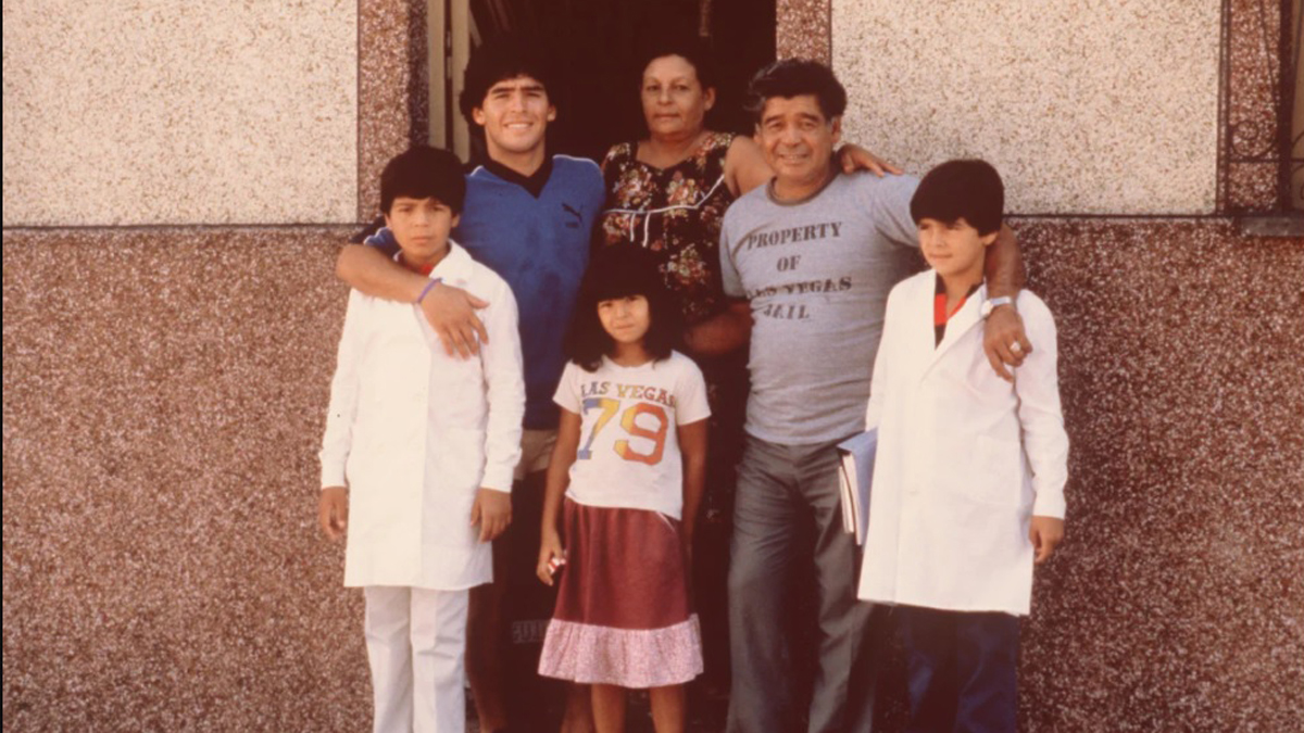 La vida de Diego Armando Maradona en FOTOS - maradona-con-sus-padres-y-hermanos