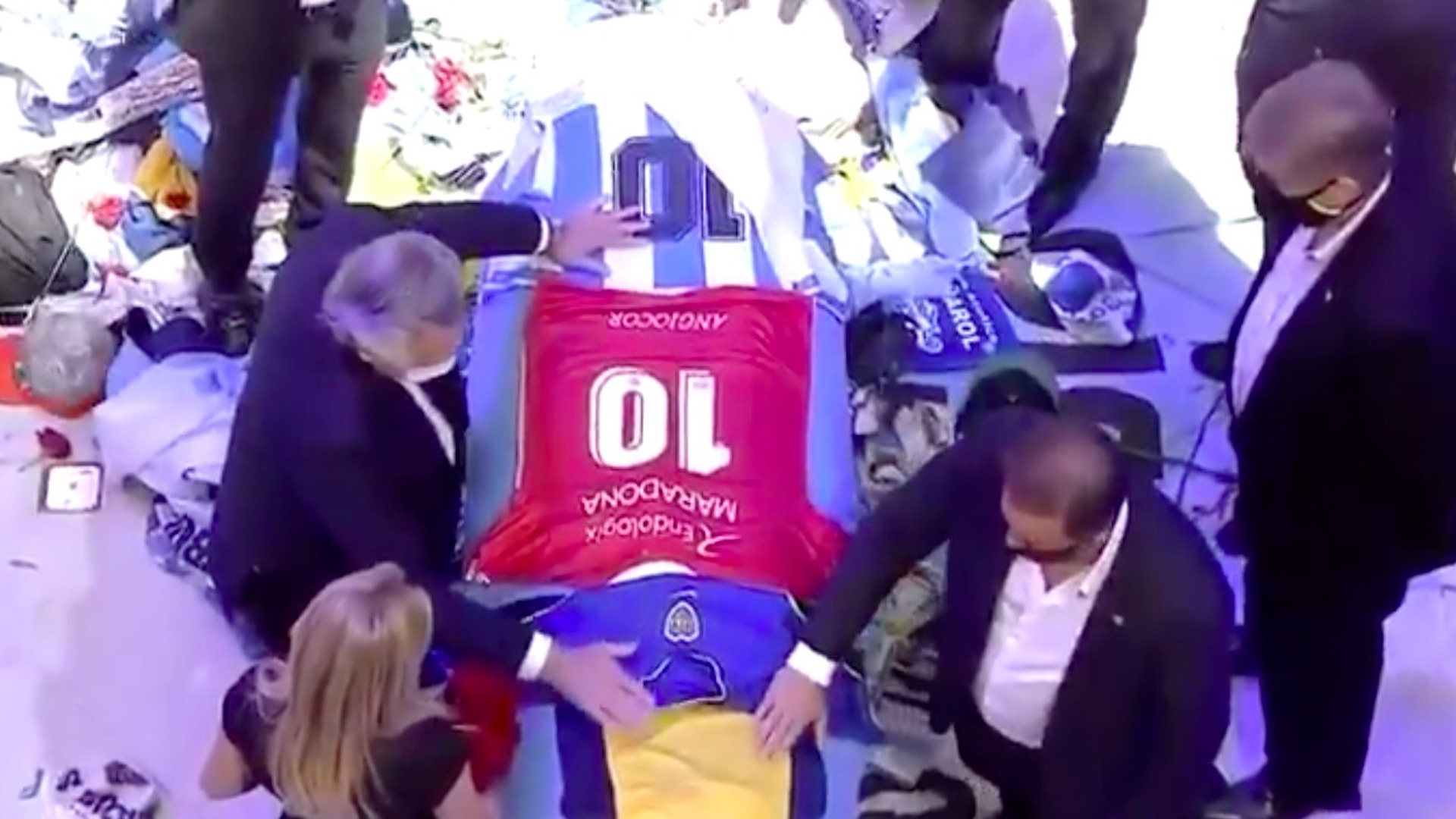 Policía de Buenos Aires registra bienes de empleados que se tomaron foto con cadáver de Maradona