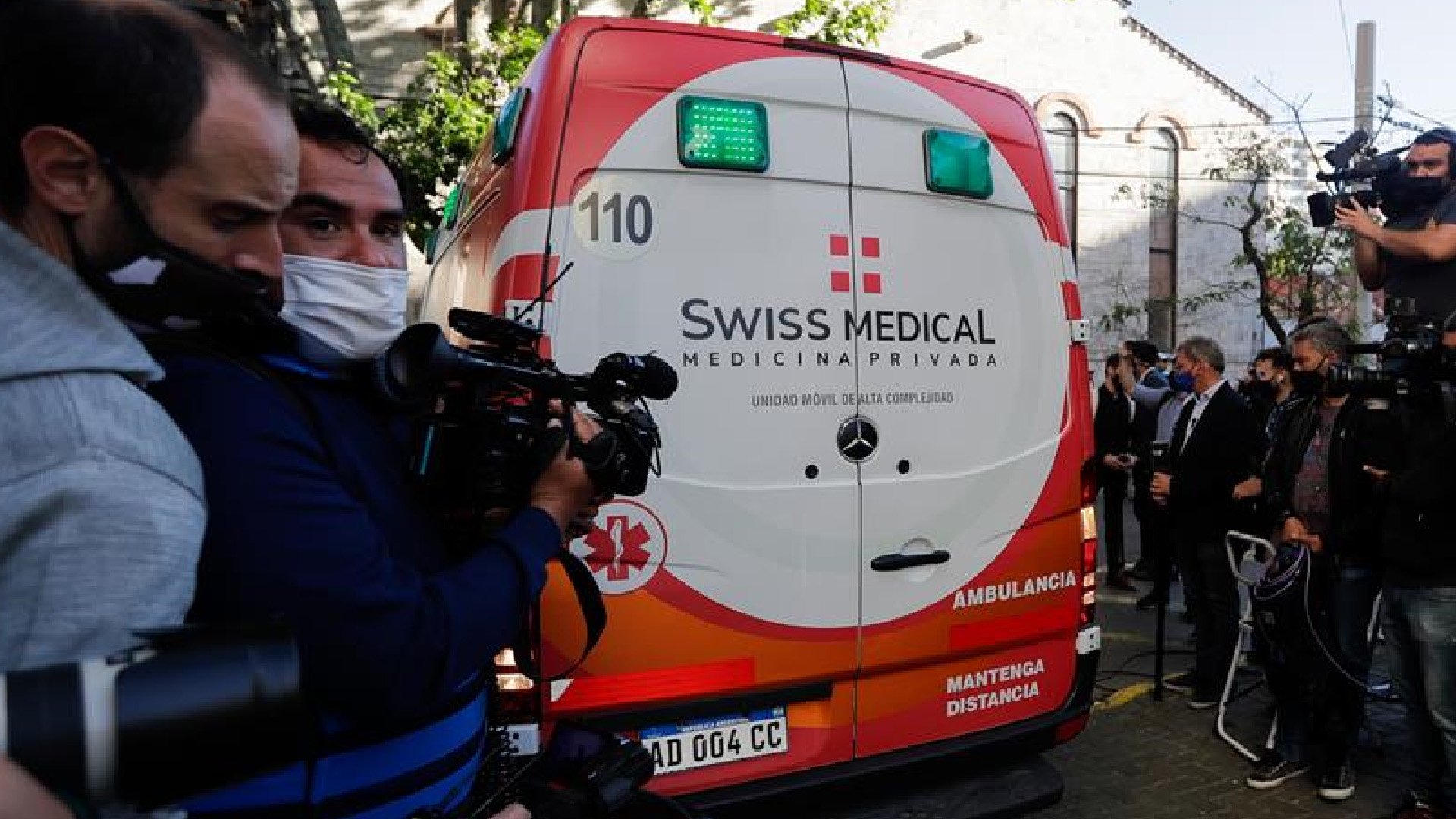 Maradona recibe el alta hospitalaria; seguirá bajo supervisión en casa - maradona-salidahospitaldos