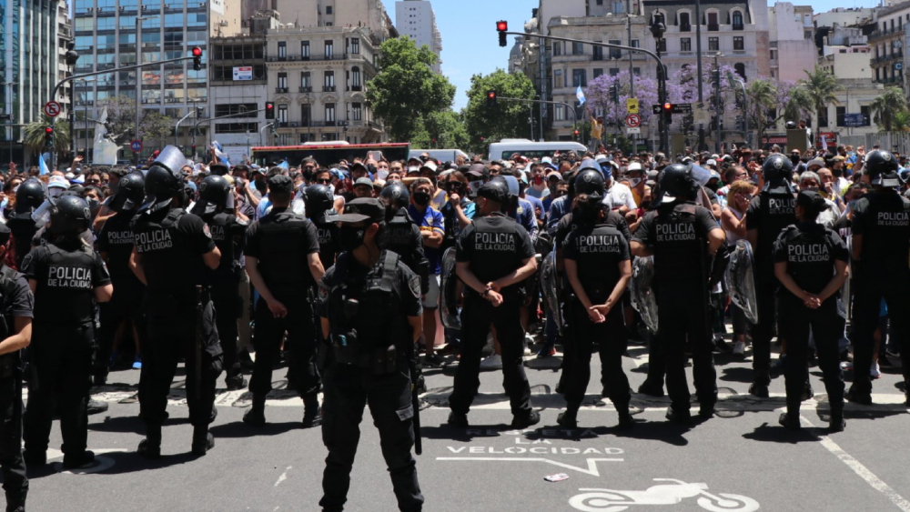 Incidentes y enfrentamientos con la policía tras cierre en funeral de Maradona