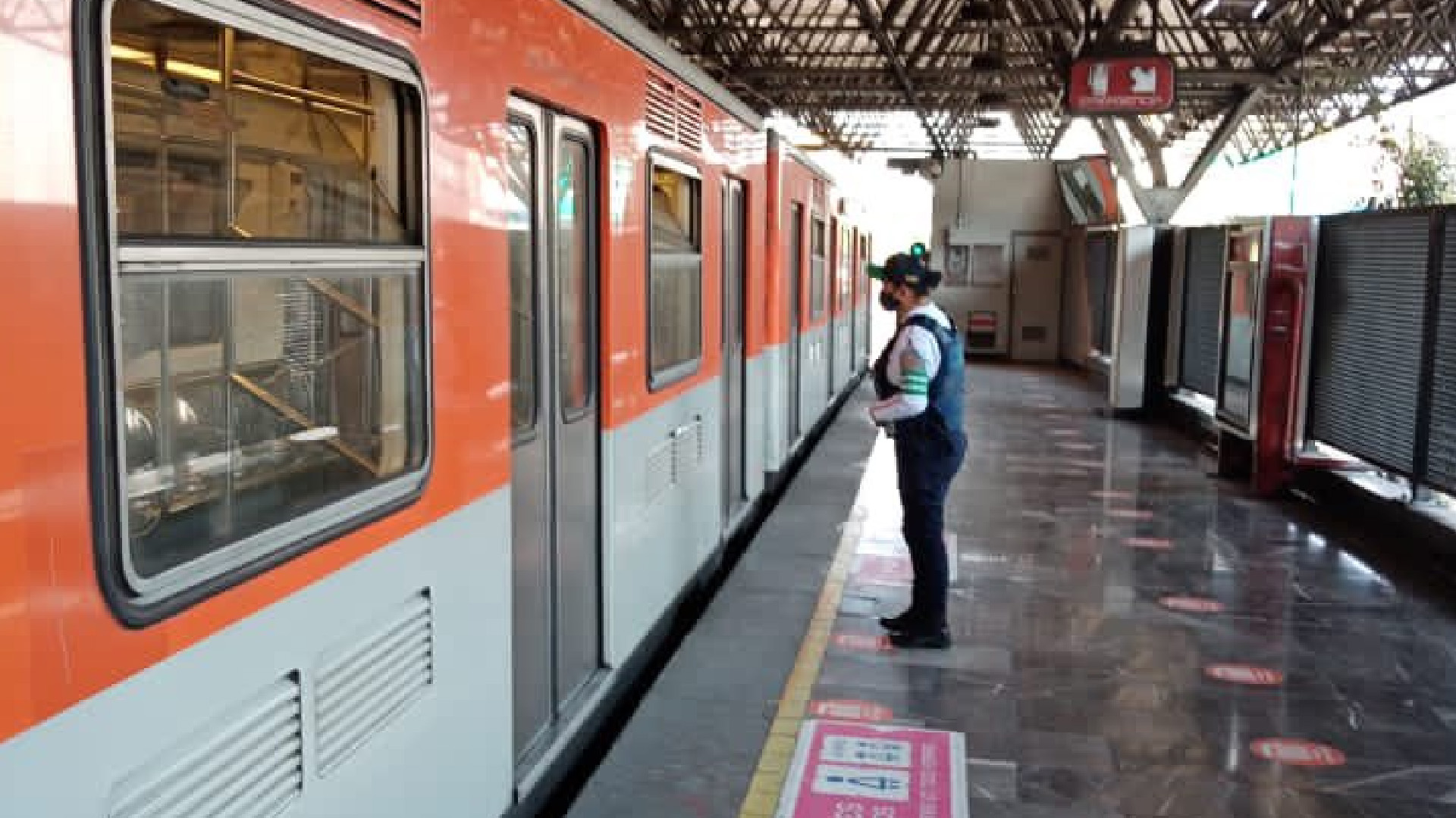 Reúnen policías capitalinos con su madre a dos niños extraviados en el Metro