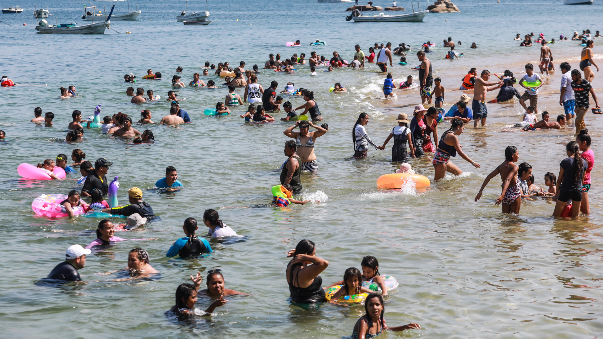 Mexicanos, aún escépticos a COVID-19 pese a 100 mil muertes y millón de contagios - mexicanos-abarrotan-playas-durante-puente-por-el-dia-de-la-revolucion-pese-a-pandemia-de-covid-19