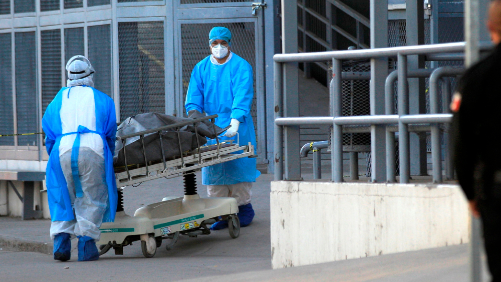 Casos globales de COVID-19 suben a 58.7 millones, pero la curva comienza a bajar