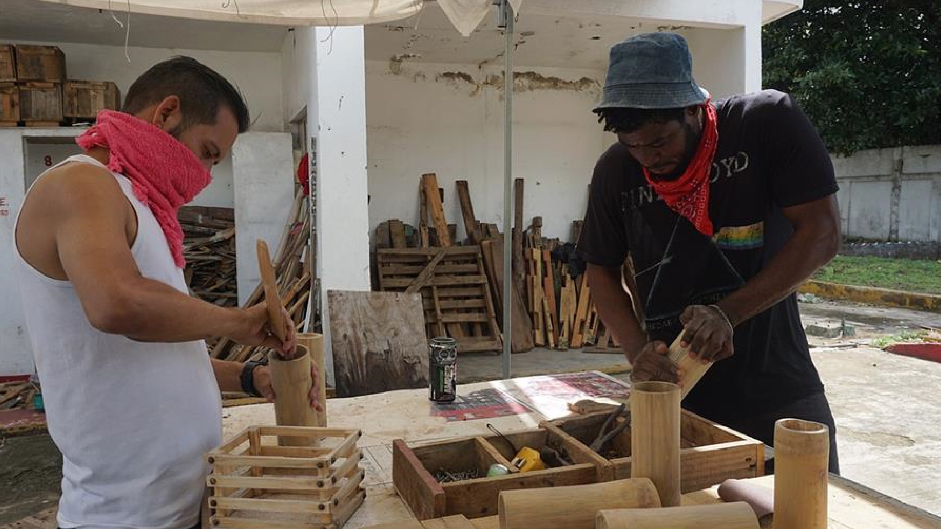 Migrantes varados en sureste de México hallan en el bambú una forma de subsistir