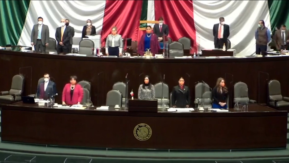 #Video A propuesta de Fernández Noroña, diputados guardan minuto de silencio en memoria de Maradona