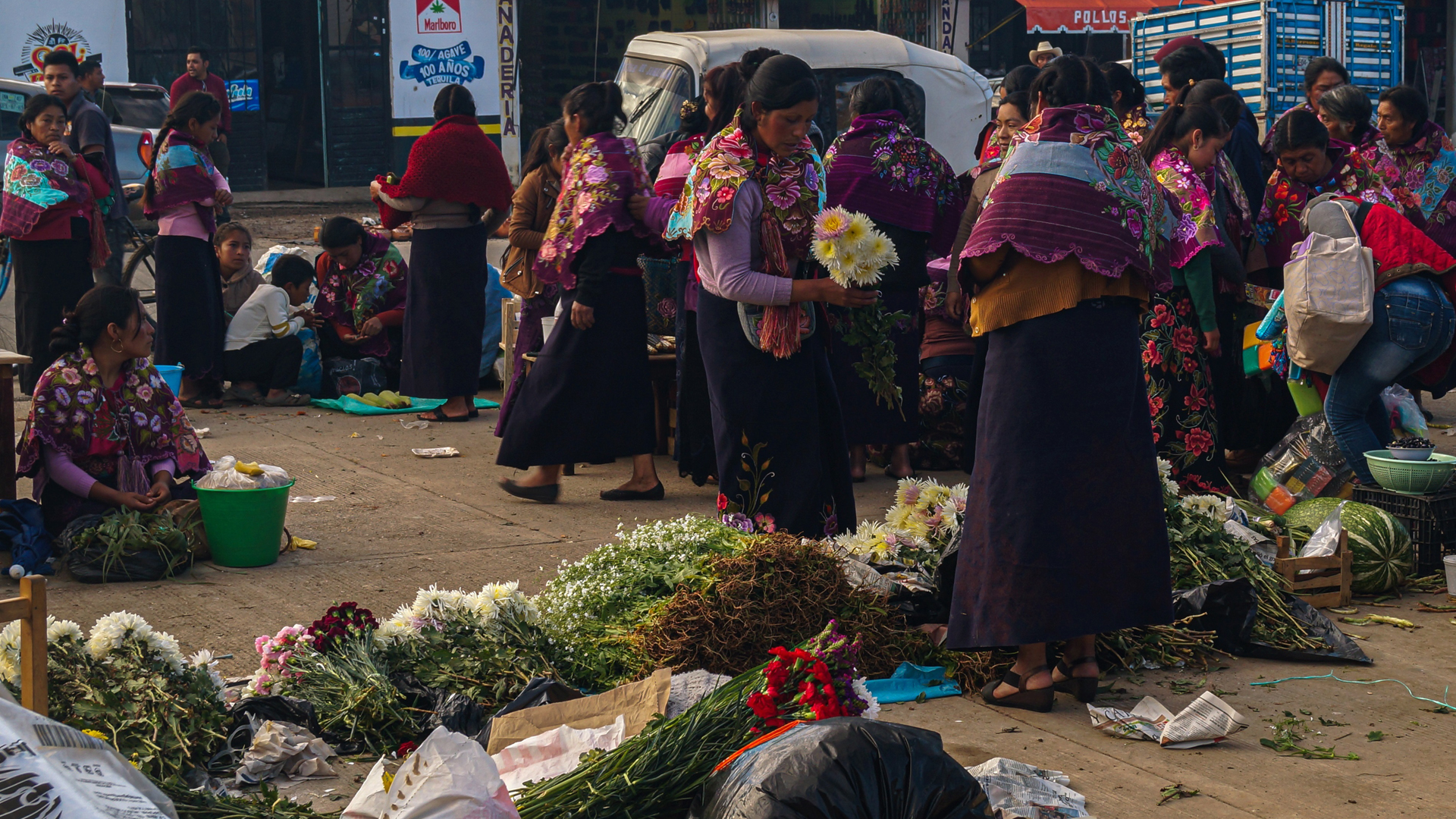 Mexicanos, aún escépticos a COVID-19 pese a 100 mil muertes y millón de contagios - mujeres-pertenecientes-a-etnia-tzotzil-en-chiapas-sin-medidas-de-prevencion-ante-covid-19