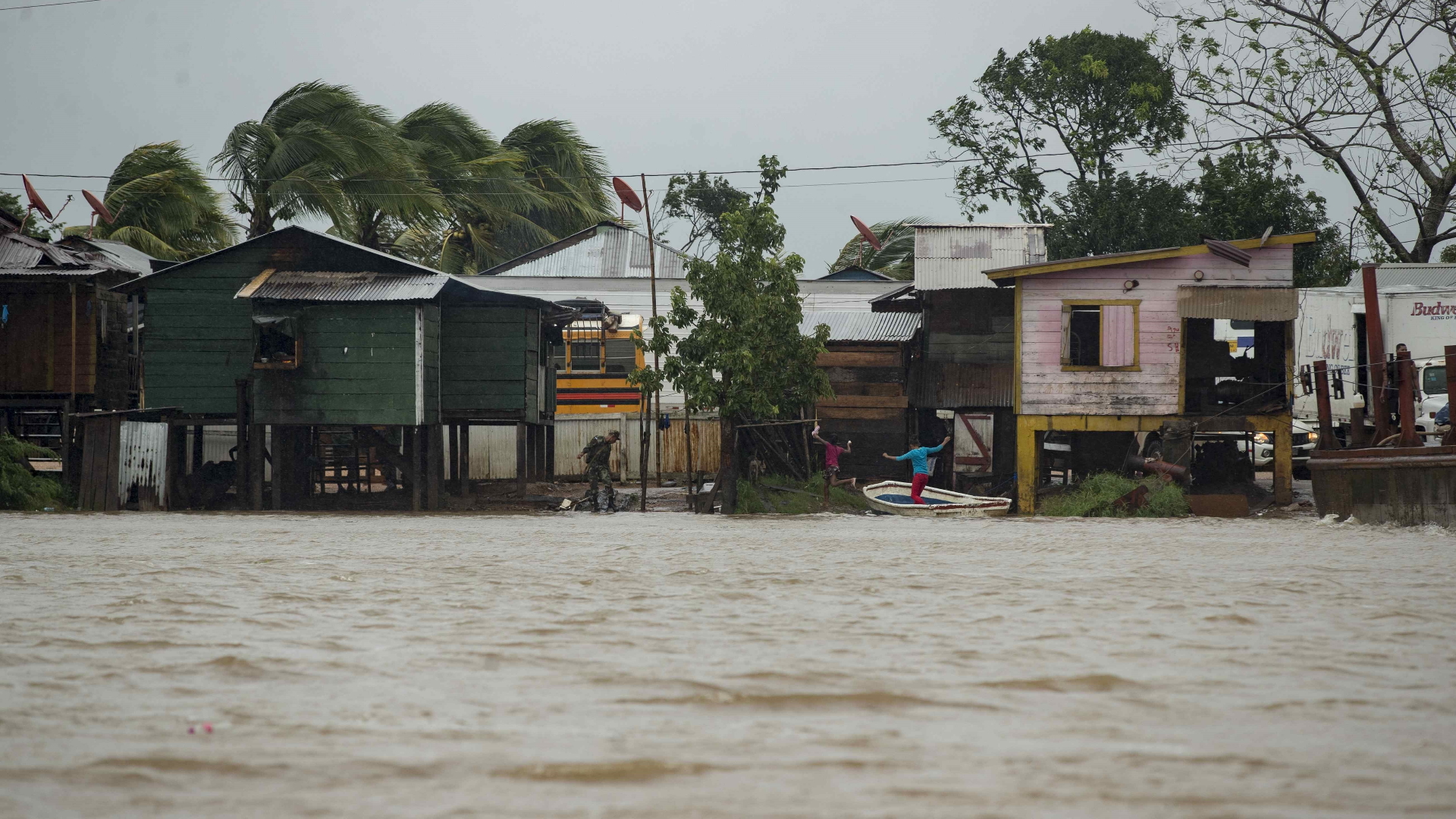 Eta azota la zona del Caribe de Nicaragua; provoca los primeros daños materiales