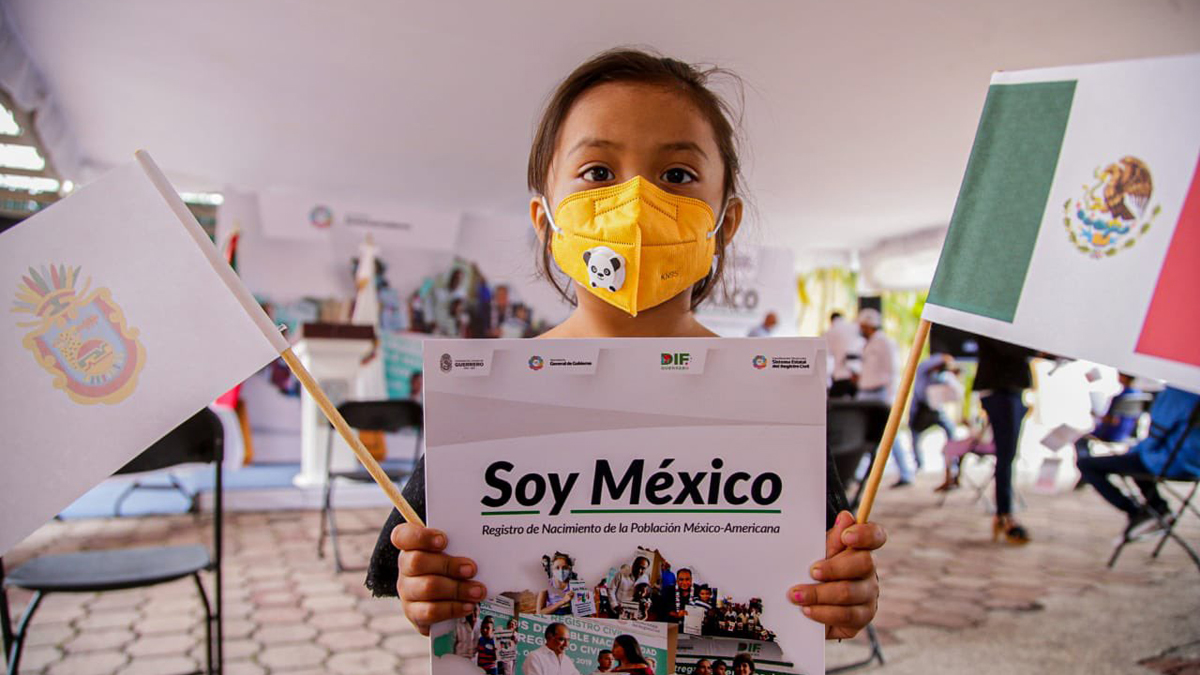 Entrega el gobernador Héctor Astudillo certificado de doble nacionalidad a 154 guerrerenses