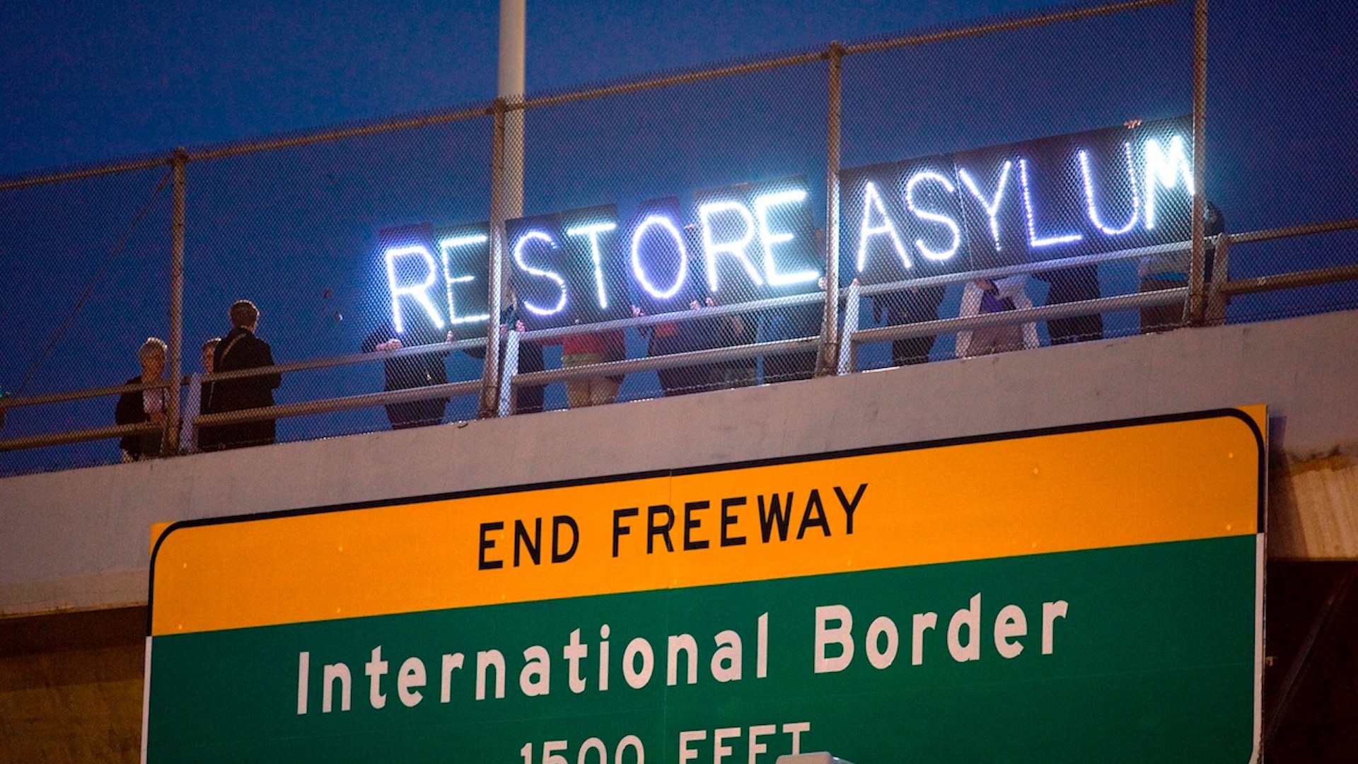 Juez prohíbe expulsiones de niños migrantes no acompañados detenidos en la frontera de EE.UU.