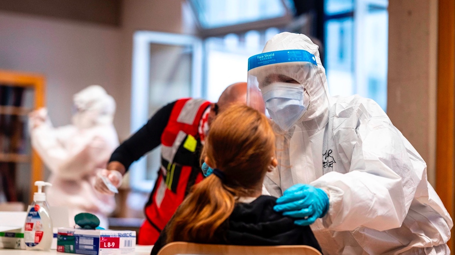 “No es momento para la complacencia”, advierte OMS ante avances de vacunas contra COVID-19