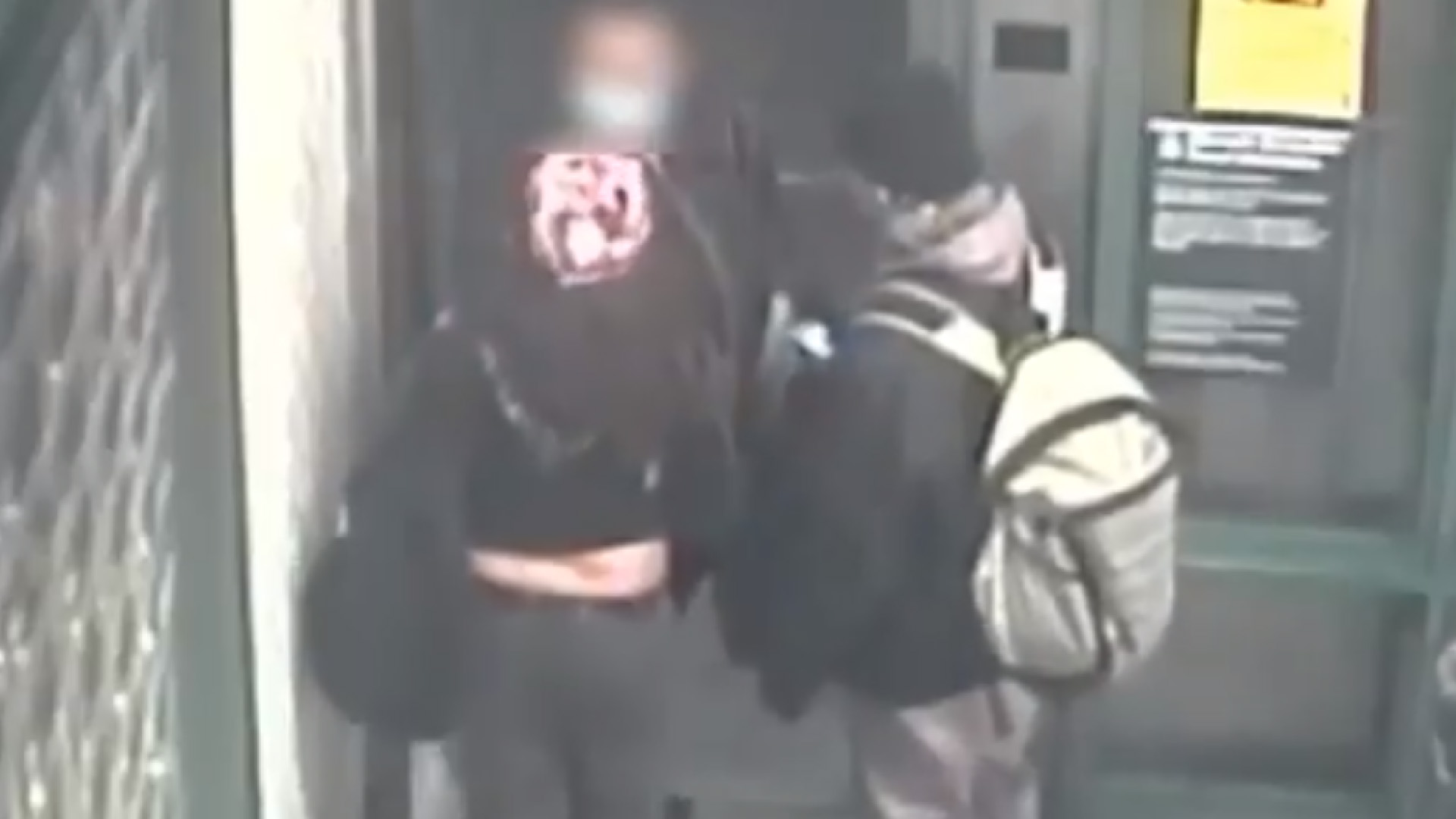 #Video Pareja golpea a mujer que les reclamó por no usar cubrebocas en Metro de Nueva York