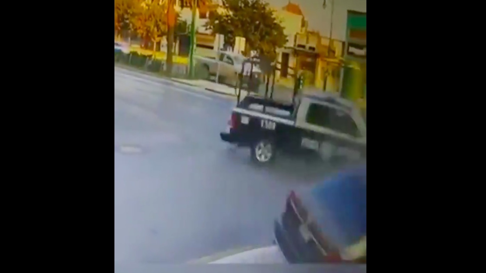 #Video Patrulla se pasa alto y provoca choque que deja un muerto y dos heridos en Monterrey