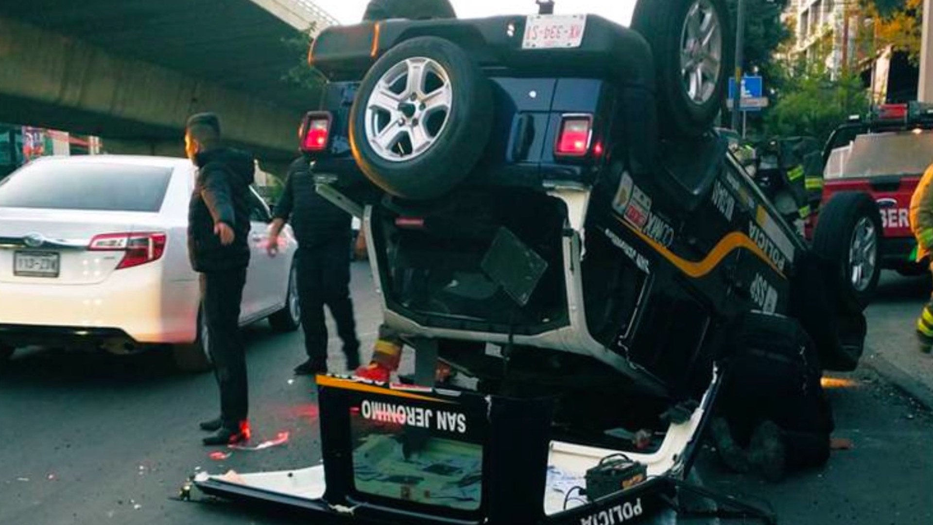 Muere policía de la SSC después de que un vehículo chocara contra su patrulla en Magdalena Contreras